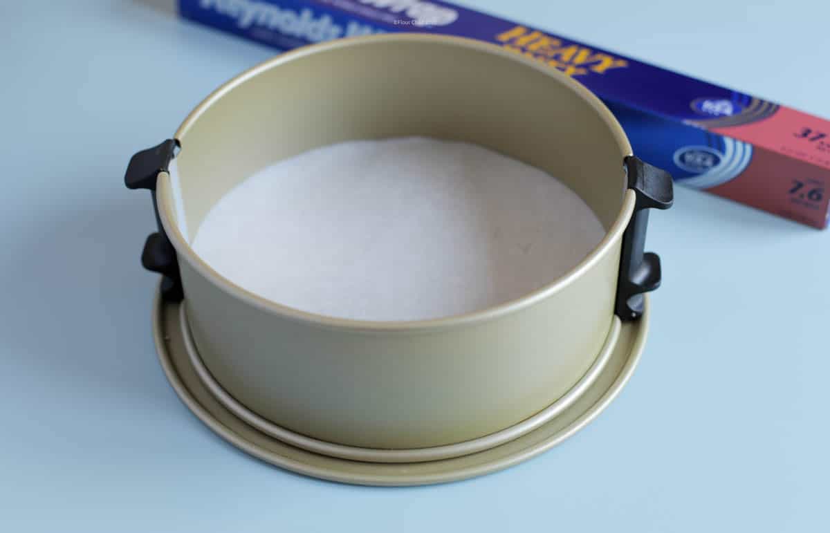 Cheesecake pan with parchment circle inserted