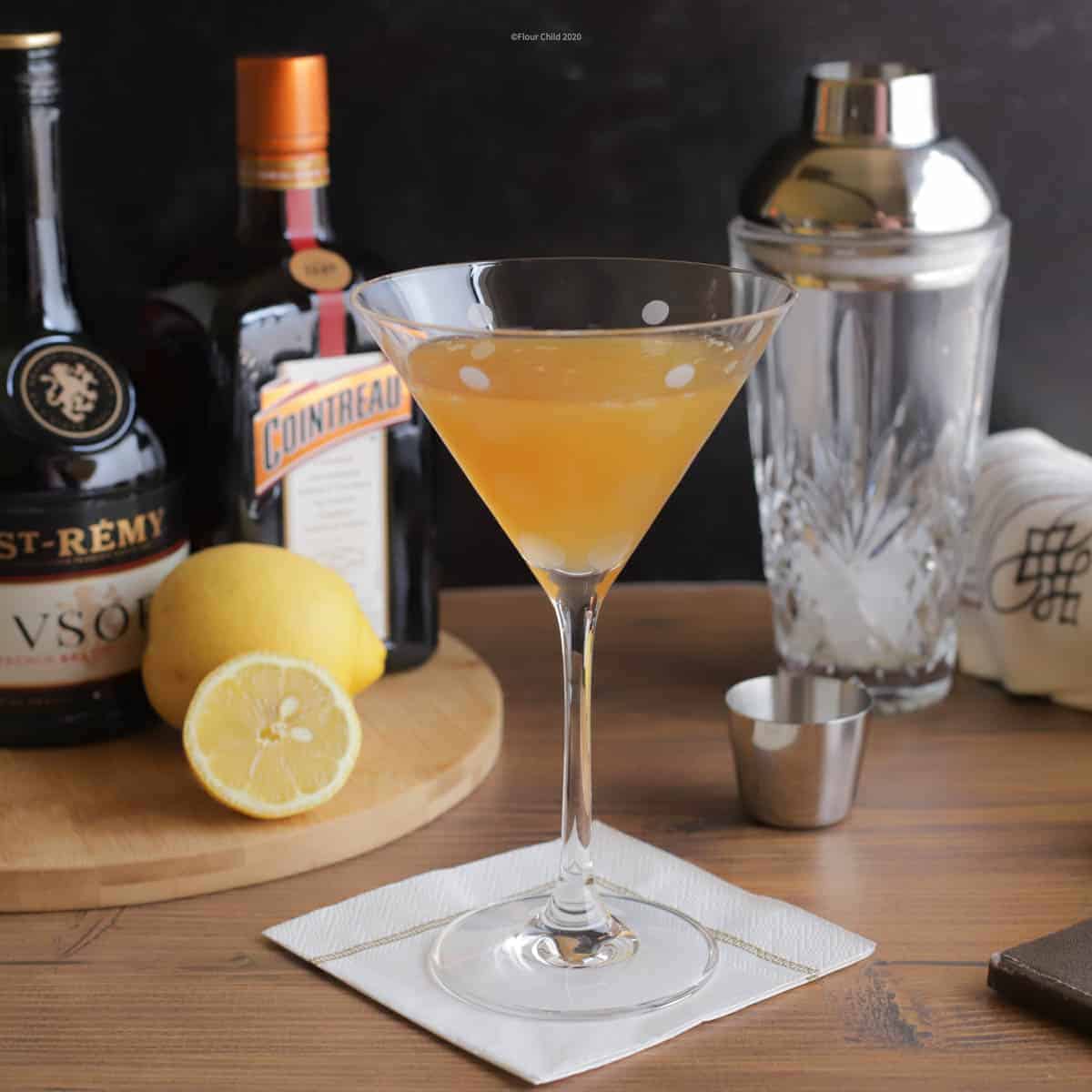 The sweet and sour Sidecar cocktail contains brandy, orange liqueur and fresh lemon juice for a refreshing drink.