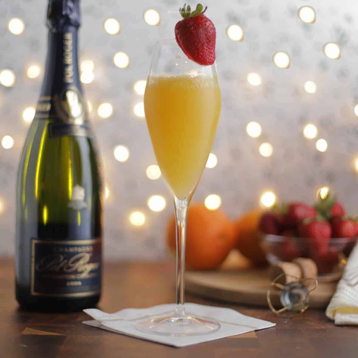 Cocktail De álcool Mimosa Com Sumo De Laranja E Champanhe Seco Frio Ou  Vinho Espumante Em óculos, Fundo De Balcão De Barras Cinza Imagem de Stock  - Imagem de grupo, cocktails: 160879515