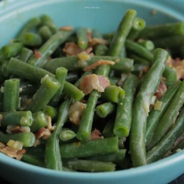 Image of green beans dijon ready to serve in a blue bowl